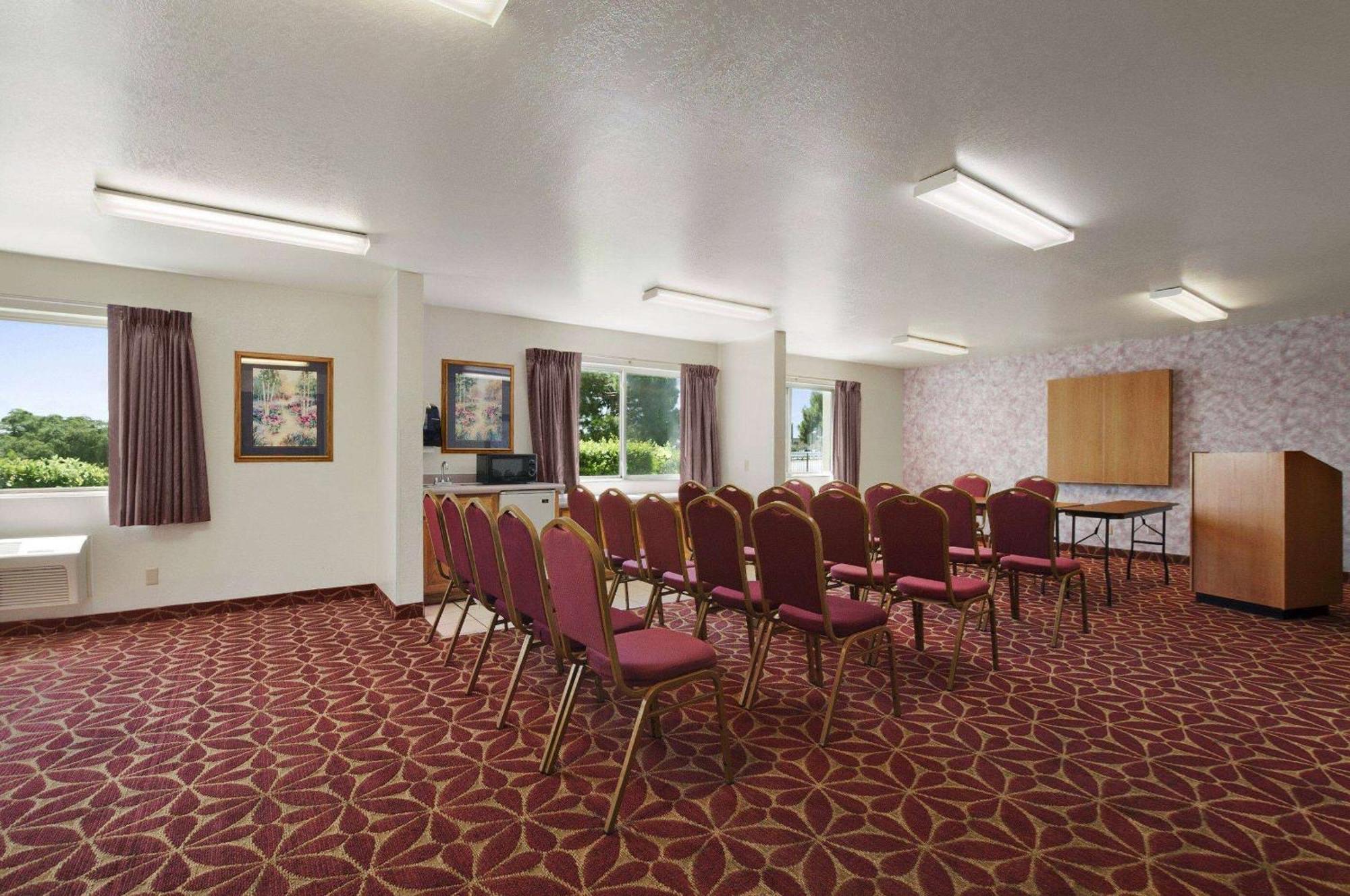 Super 8 By Wyndham Austin North/University Area Exterior photo