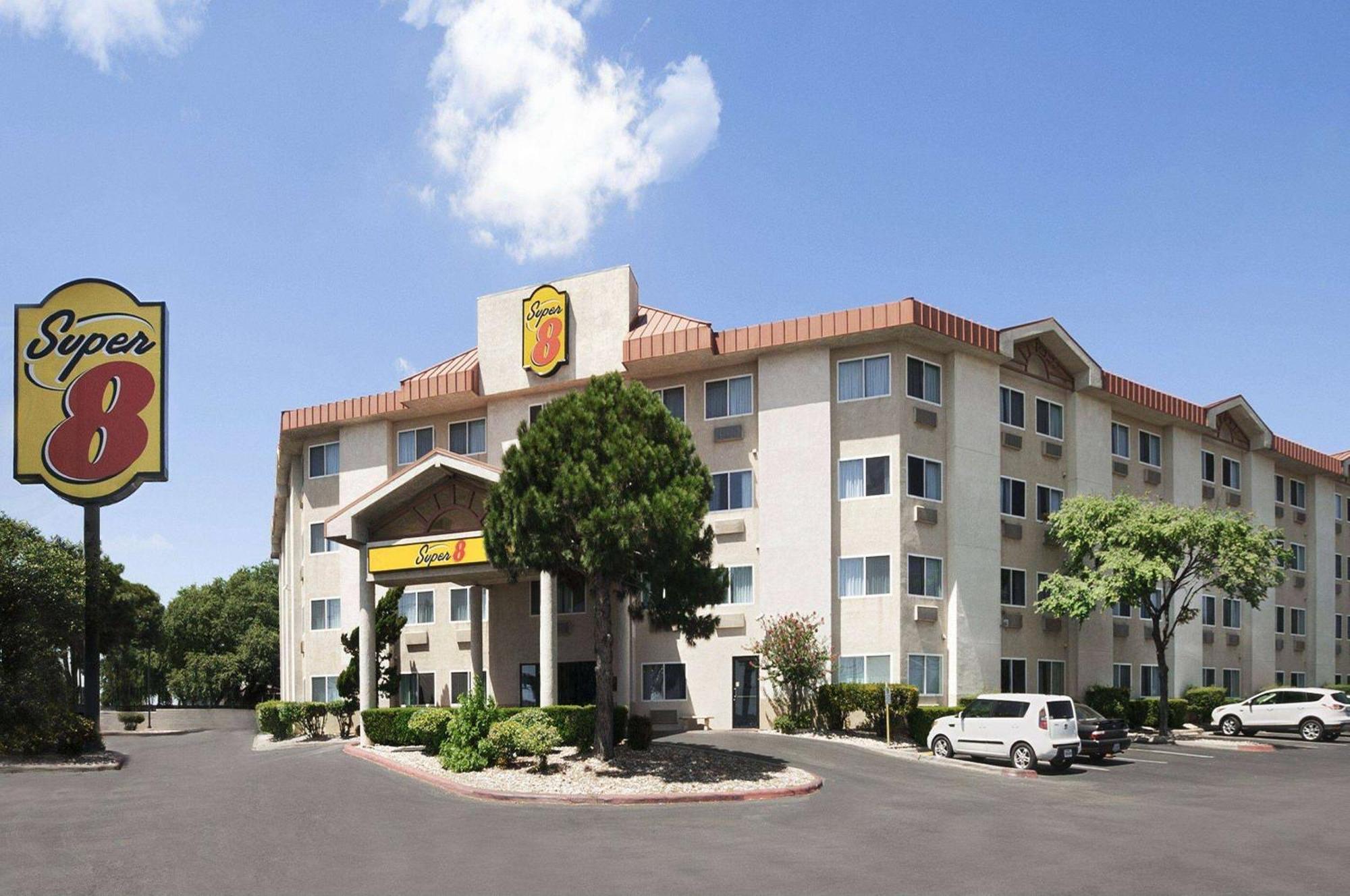 Super 8 By Wyndham Austin North/University Area Exterior photo